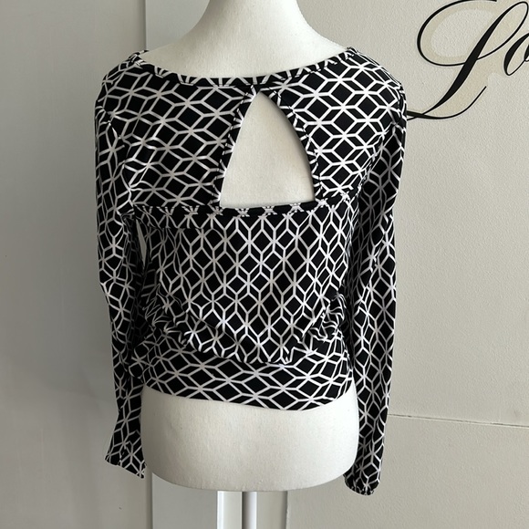 Black and white geometric crop long sleeve top - Picture 3 of 5
